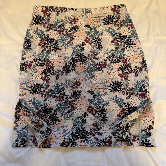 loft beige floral skirt size 10 with slipped on bothsides - Picture 9 of 9